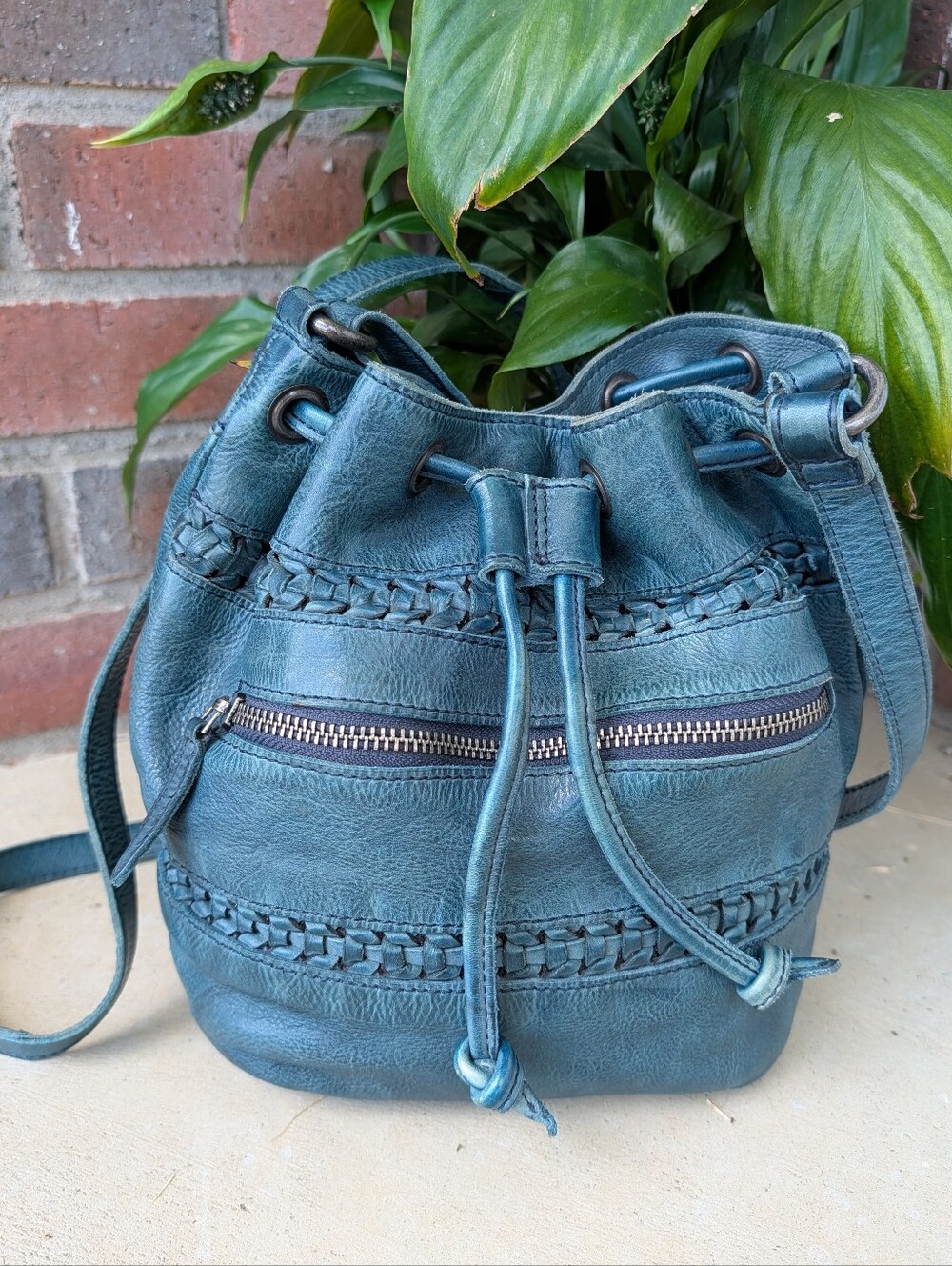 💙EUC Vilencia Holland Genuine Leather Drawstring Bucket Crossbody Bag, Blue